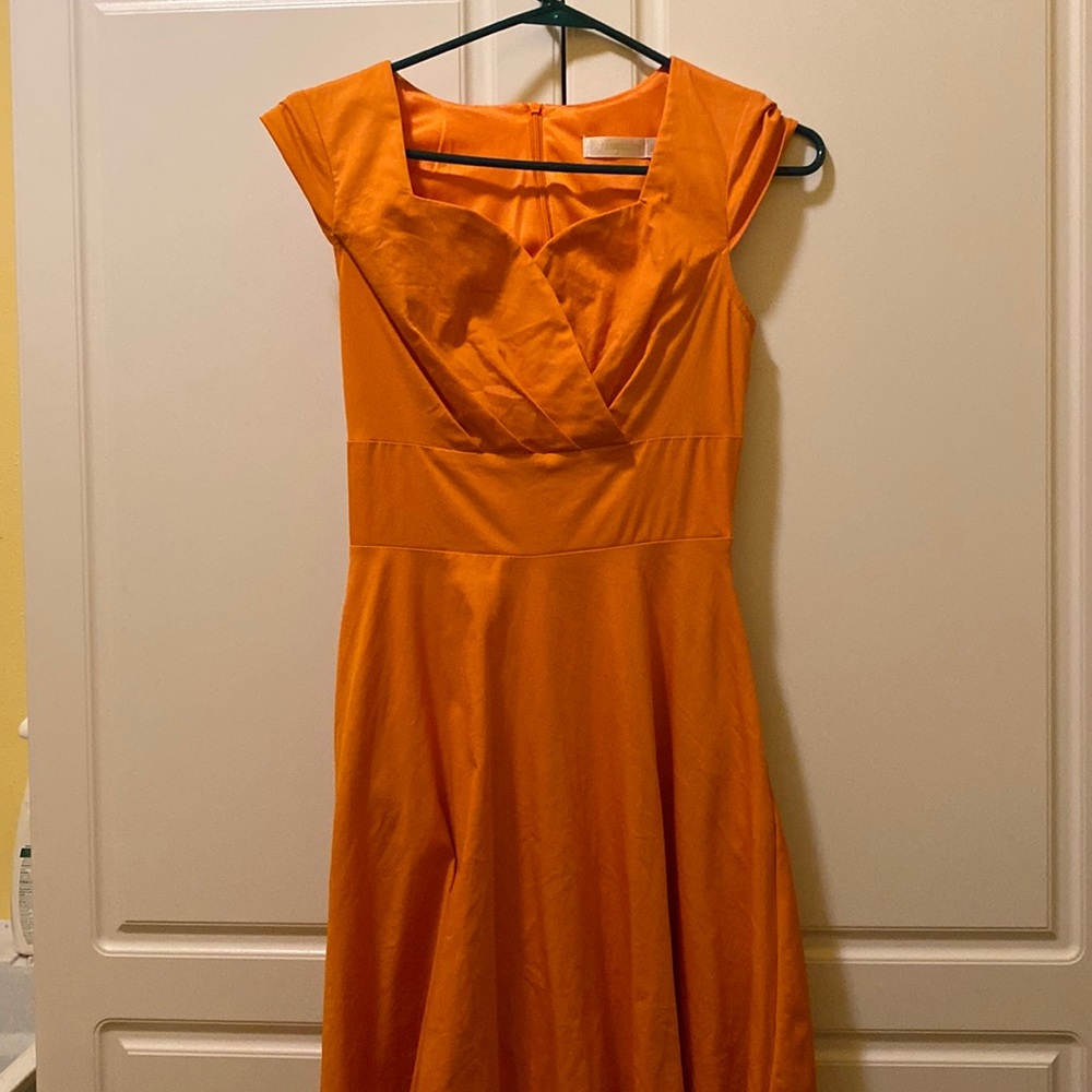 Hancpiers dress 50s retro style in burnt orange.